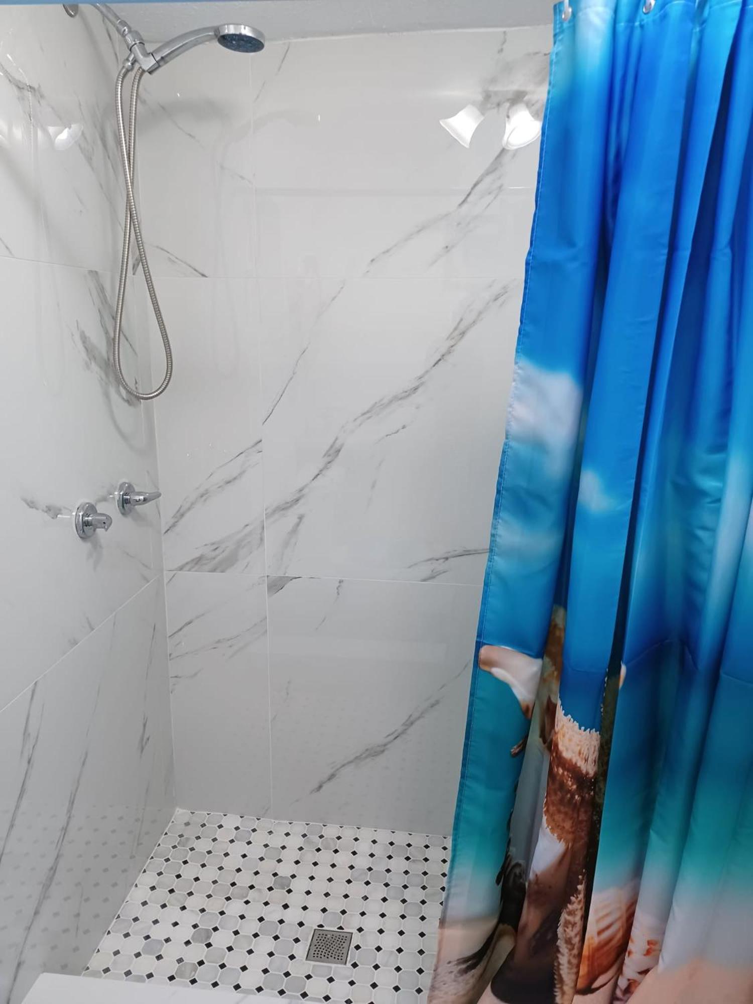 B5 Value On Private Bedroom With Private Bathroom In Little Havana, Séjour chez l'habitant *